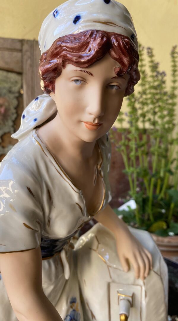 Royal Dux – Monumentaal porseleinen beeld van boerenmeisje bij fontein | Royal Dux – Monumental porcelain figure of farm girl at fountain (c.1900)