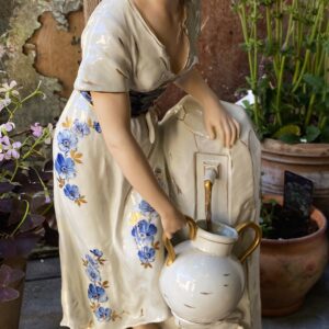 Royal Dux – Monumental porcelain figure of farm girl at fountain (c.1900) (5) Royal Dux – Monumentaal porseleinen beeld van boerenmeisje bij fontein | Royal Dux – Monumental porcelain figure of farm girl at fountain (c.1900)