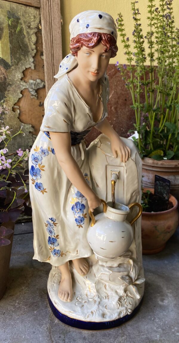 Royal Dux – Monumentaal porseleinen beeld van boerenmeisje bij fontein | Royal Dux – Monumental porcelain figure of farm girl at fountain (c.1900)