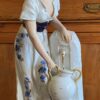 Royal Dux – Monumentaal porseleinen beeld van boerenmeisje bij fontein | Royal Dux – Monumental porcelain figure of farm girl at fountain (c.1900)