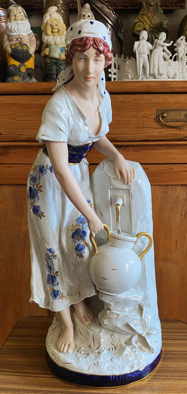 Royal Dux – Monumentaal porseleinen beeld van boerenmeisje bij fontein | Royal Dux – Monumental porcelain figure of farm girl at fountain (c.1900)