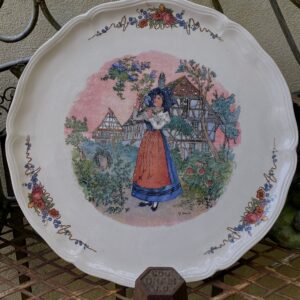 Sarreguemines taartschotel  | Sarreguemines cake plate  by Henri Loux, Alsace scene c.1960