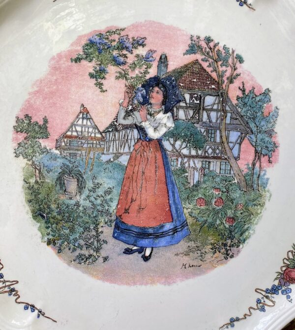 Sarreguemines cake plate by Henri Loux, Alsace scene c.1960 (10) Sarreguemines taartschotel | Sarreguemines cake plate by Henri Loux, Alsace scene c.1960