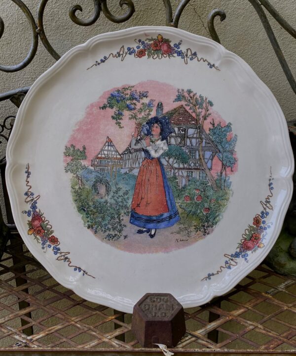 Sarreguemines cake plate by Henri Loux, Alsace scene c.1960 (11) Sarreguemines taartschotel | Sarreguemines cake plate by Henri Loux, Alsace scene c.1960