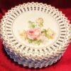 Set van 8 polychroom beschilderde opengewerkte porseleinen dessertbordjes | Set of 8 polychrome openwork porcelain dessert plates – ca. 20th century