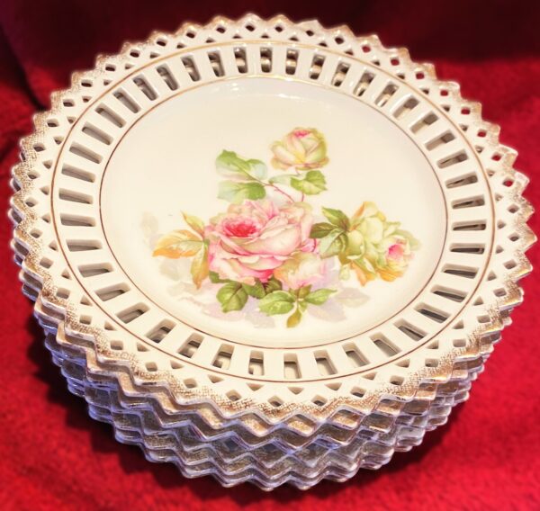 Set van 8 polychroom beschilderde opengewerkte porseleinen dessertbordjes | Set of 8 polychrome openwork porcelain dessert plates – ca. 20th century