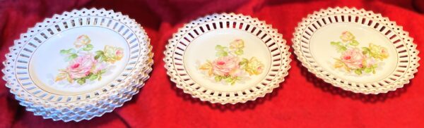Set van 8 polychroom beschilderde opengewerkte porseleinen dessertbordjes | Set of 8 polychrome openwork porcelain dessert plates – ca. 20th century