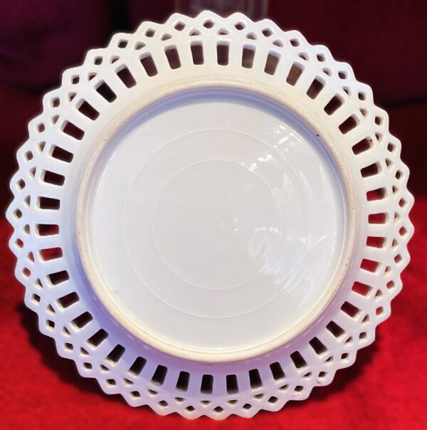 Set van 8 polychroom beschilderde opengewerkte porseleinen dessertbordjes | Set of 8 polychrome openwork porcelain dessert plates – ca. 20th century