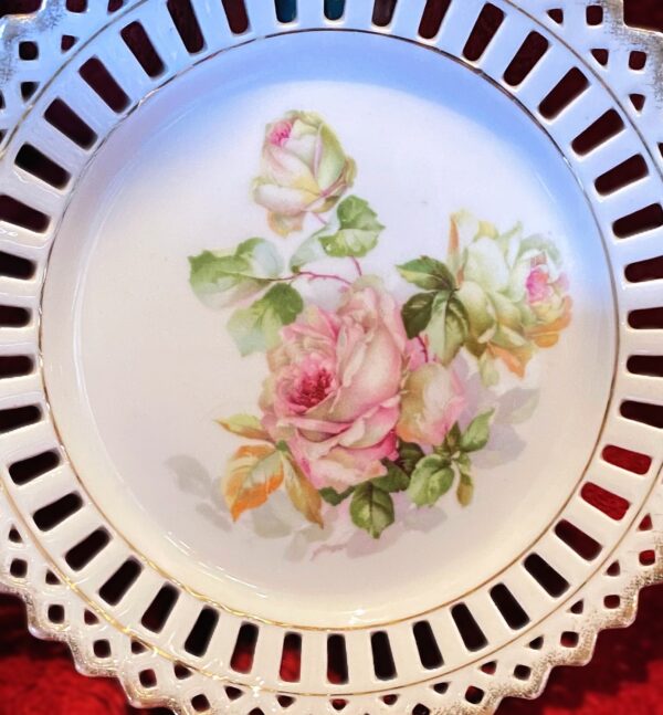 Set van 8 polychroom beschilderde opengewerkte porseleinen dessertbordjes | Set of 8 polychrome openwork porcelain dessert plates – ca. 20th century