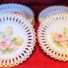 Set van 8 polychroom beschilderde opengewerkte porseleinen dessertbordjes | Set of 8 polychrome openwork porcelain dessert plates – ca. 20th century