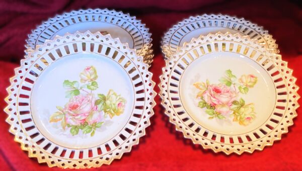 Set van 8 polychroom beschilderde opengewerkte porseleinen dessertbordjes | Set of 8 polychrome openwork porcelain dessert plates – ca. 20th century