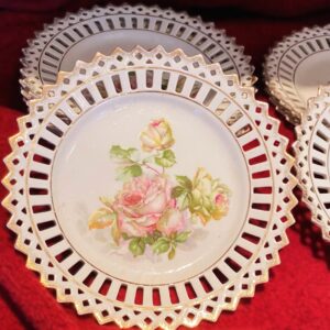 Set van 8 polychroom beschilderde opengewerkte porseleinen dessertbordjes | Set of 8 polychrome openwork porcelain dessert plates – ca. 20th century