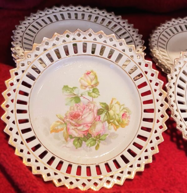 Set van 8 polychroom beschilderde opengewerkte porseleinen dessertbordjes | Set of 8 polychrome openwork porcelain dessert plates – ca. 20th century