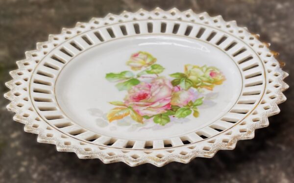 Set van 8 polychroom beschilderde opengewerkte porseleinen dessertbordjes | Set of 8 polychrome openwork porcelain dessert plates – ca. 20th century