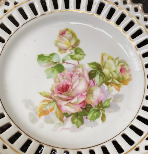 Set van 8 polychroom beschilderde opengewerkte porseleinen dessertbordjes | Set of 8 polychrome openwork porcelain dessert plates – ca. 20th century