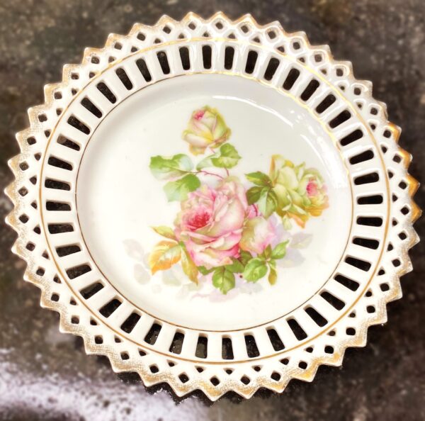 Set van 8 polychroom beschilderde opengewerkte porseleinen dessertbordjes | Set of 8 polychrome openwork porcelain dessert plates – ca. 20th century