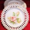 Set van 8 polychroom beschilderde opengewerkte porseleinen dessertbordjes | Set of 8 polychrome openwork porcelain dessert plates – ca. 20th century