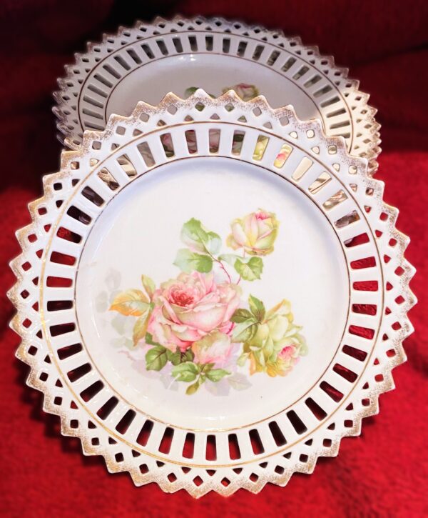 Set van 8 polychroom beschilderde opengewerkte porseleinen dessertbordjes | Set of 8 polychrome openwork porcelain dessert plates – ca. 20th century