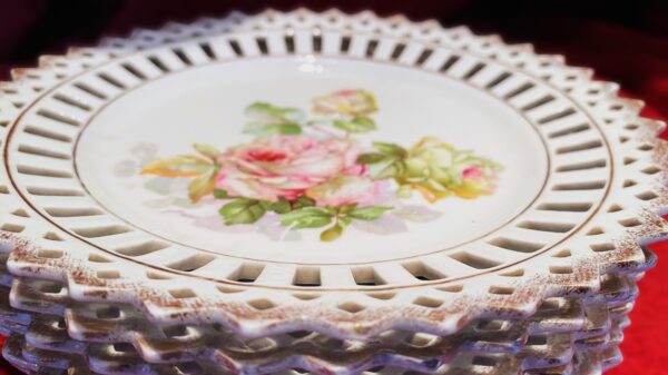 Set van 8 polychroom beschilderde opengewerkte porseleinen dessertbordjes | Set of 8 polychrome openwork porcelain dessert plates – ca. 20th century