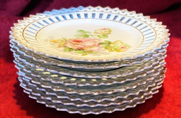 Set van 8 polychroom beschilderde opengewerkte porseleinen dessertbordjes | Set of 8 polychrome openwork porcelain dessert plates – ca. 20th century