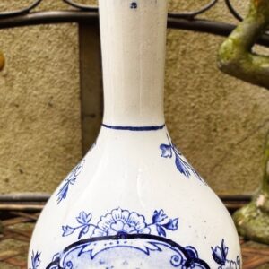 Slank Delfts blauw Vaasje met Iconische Hollandse Molen in Kunstzinnig Landschap (8) Delfts blauw slank Vaasje met Iconische Hollandse molen- en scheepstafereel – ca. 20ste eeuw