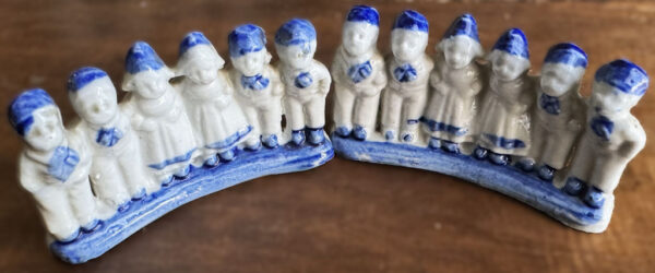 Small Delft Blue figurine with milkmaids and boys – ca. 1920 (1) Klein Delfts blauw beeldje met melkmeisjes en jongens – Small Delft Blue figurine with milkmaids and boys – ca. 1920