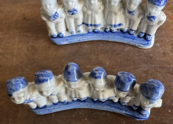 Small Delft Blue figurine with milkmaids and boys – ca. 1920 (10) Klein Delfts blauw beeldje met melkmeisjes en jongens – Small Delft Blue figurine with milkmaids and boys – ca. 1920