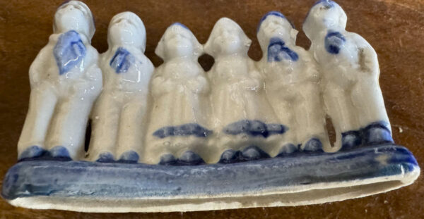 Small Delft Blue figurine with milkmaids and boys – ca. 1920 (11) Klein Delfts blauw beeldje met melkmeisjes en jongens – Small Delft Blue figurine with milkmaids and boys – ca. 1920