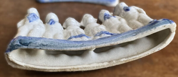 Small Delft Blue figurine with milkmaids and boys – ca. 1920 (12) Klein Delfts blauw beeldje met melkmeisjes en jongens – Small Delft Blue figurine with milkmaids and boys – ca. 1920
