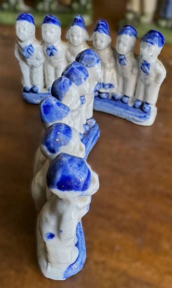 Small Delft Blue figurine with milkmaids and boys – ca. 1920 (13) Klein Delfts blauw beeldje met melkmeisjes en jongens – Small Delft Blue figurine with milkmaids and boys – ca. 1920