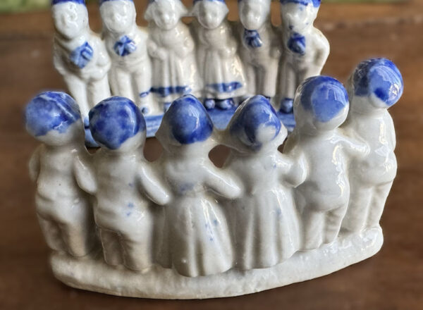 Small Delft Blue figurine with milkmaids and boys – ca. 1920 (14) Klein Delfts blauw beeldje met melkmeisjes en jongens – Small Delft Blue figurine with milkmaids and boys – ca. 1920