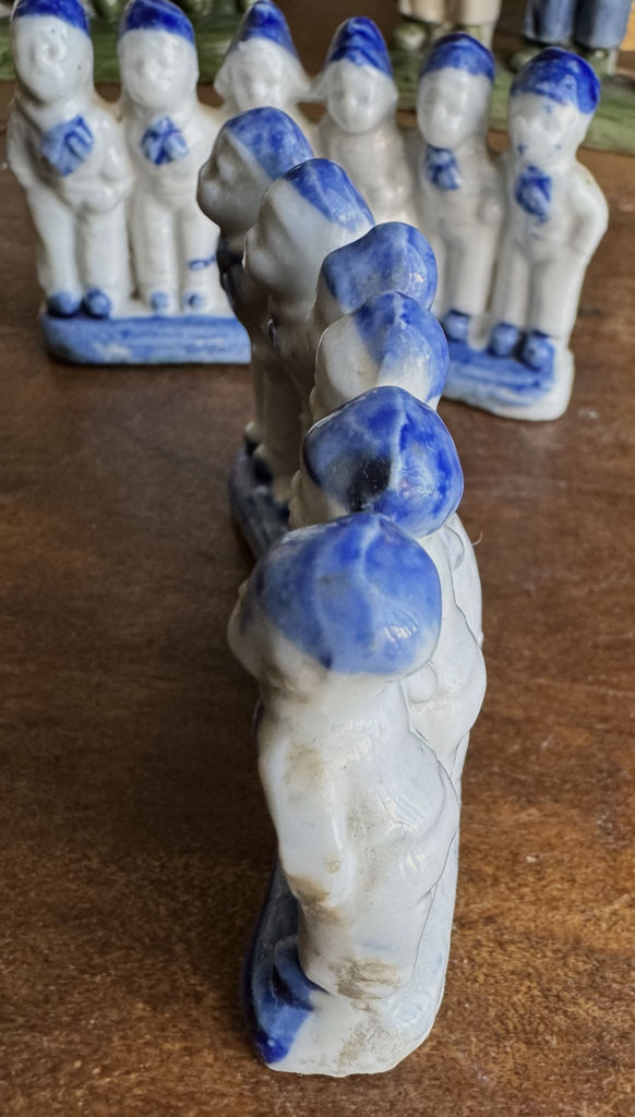 Small Delft Blue figurine with milkmaids and boys – ca. 1920 (15) Klein Delfts blauw beeldje met melkmeisjes en jongens – Small Delft Blue figurine with milkmaids and boys – ca. 1920