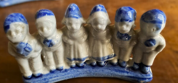 Small Delft Blue figurine with milkmaids and boys – ca. 1920 (16) Klein Delfts blauw beeldje met melkmeisjes en jongens – Small Delft Blue figurine with milkmaids and boys – ca. 1920