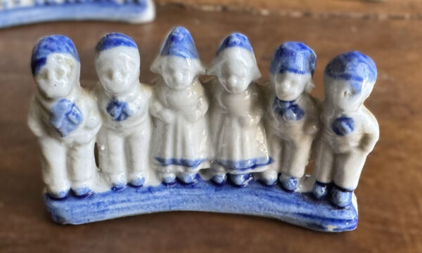 Small Delft Blue figurine with milkmaids and boys – ca. 1920 (2) Klein Delfts blauw beeldje met melkmeisjes en jongens – Small Delft Blue figurine with milkmaids and boys – ca. 1920