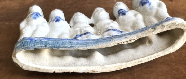 Small Delft Blue figurine with milkmaids and boys – ca. 1920 (3) Klein Delfts blauw beeldje met melkmeisjes en jongens – Small Delft Blue figurine with milkmaids and boys – ca. 1920