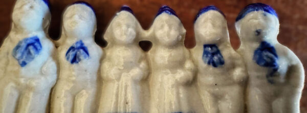 Small Delft Blue figurine with milkmaids and boys – ca. 1920 (5) Klein Delfts blauw beeldje met melkmeisjes en jongens – Small Delft Blue figurine with milkmaids and boys – ca. 1920