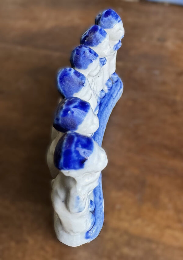 Small Delft Blue figurine with milkmaids and boys – ca. 1920 (6) Klein Delfts blauw beeldje met melkmeisjes en jongens – Small Delft Blue figurine with milkmaids and boys – ca. 1920