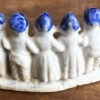 Small Delft Blue figurine with milkmaids and boys – ca. 1920 (7) Klein Delfts blauw beeldje met melkmeisjes en jongens – Small Delft Blue figurine with milkmaids and boys – ca. 1920