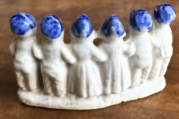 Small Delft Blue figurine with milkmaids and boys – ca. 1920 (7) Klein Delfts blauw beeldje met melkmeisjes en jongens – Small Delft Blue figurine with milkmaids and boys – ca. 1920