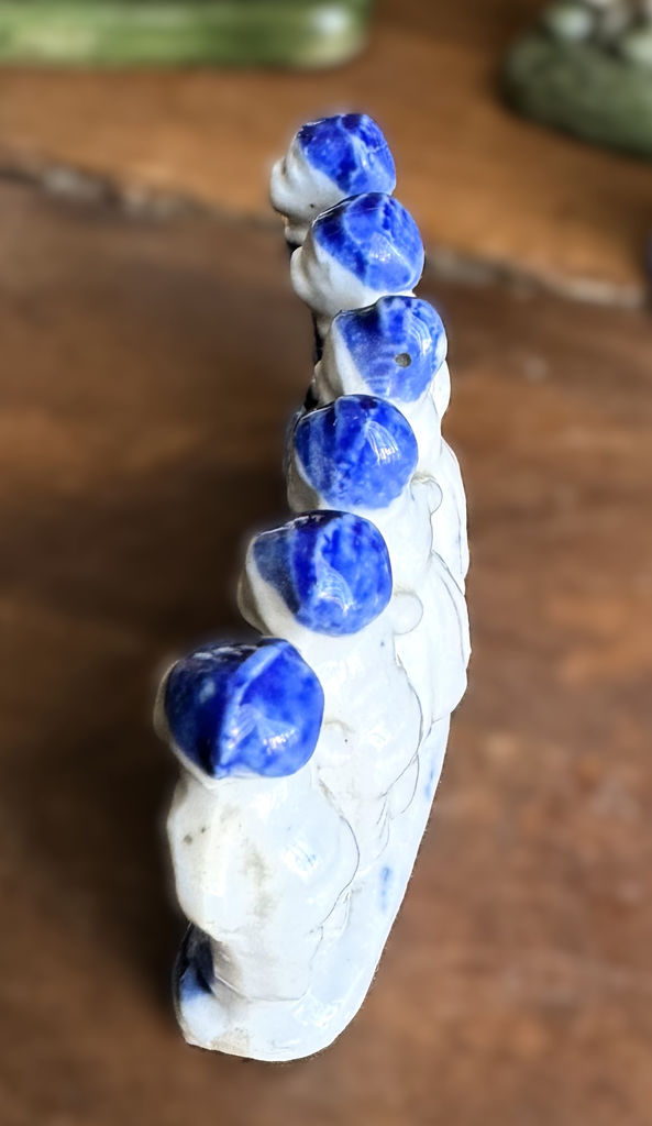 Small Delft Blue figurine with milkmaids and boys – ca. 1920 (8) Klein Delfts blauw beeldje met melkmeisjes en jongens – Small Delft Blue figurine with milkmaids and boys – ca. 1920