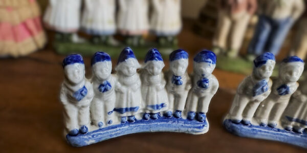 Small Delft Blue figurine with milkmaids and boys – ca. 1920 (9) Klein Delfts blauw beeldje met melkmeisjes en jongens – Small Delft Blue figurine with milkmaids and boys – ca. 1920