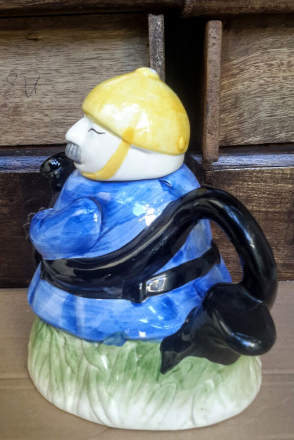 Unieke keramieken drinkpot met Oosterse brandweerman – Unique ceramic drinking vessel with Oriental firefighter – 20th century