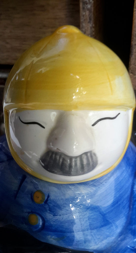Unieke keramieken drinkpot met Oosterse brandweerman – Unique ceramic drinking vessel with Oriental firefighter – 20th century
