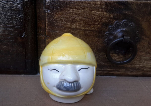 Unieke keramieken drinkpot met Oosterse brandweerman – Unique ceramic drinking vessel with Oriental firefighter – 20th century