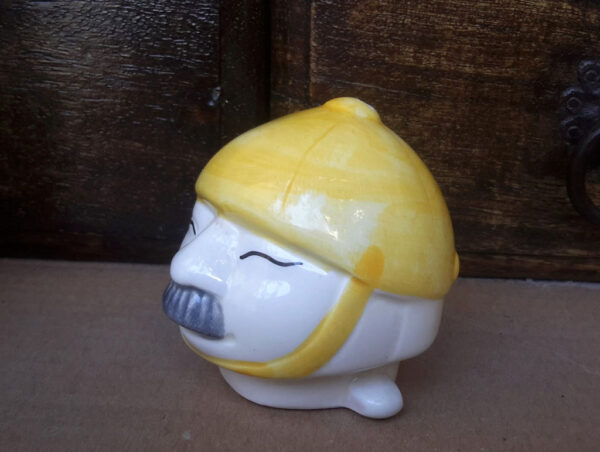 Unieke keramieken drinkpot met Oosterse brandweerman – Unique ceramic drinking vessel with Oriental firefighter – 20th century