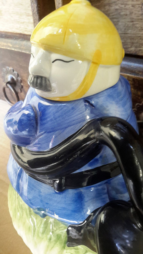 Unieke keramieken drinkpot met Oosterse brandweerman – Unique ceramic drinking vessel with Oriental firefighter – 20th century