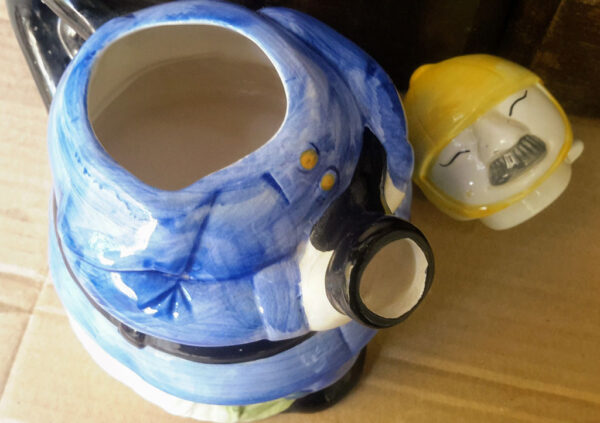 Unieke keramieken drinkpot met Oosterse brandweerman – Unique ceramic drinking vessel with Oriental firefighter – 20th century
