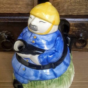Unieke keramieken drinkpot met Oosterse brandweerman – Unique ceramic drinking vessel with Oriental firefighter – 20th century