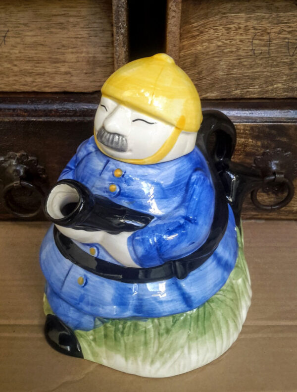 Unieke keramieken drinkpot met Oosterse brandweerman – Unique ceramic drinking vessel with Oriental firefighter – 20th century