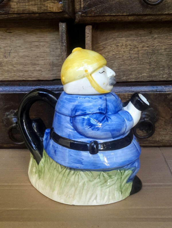 Unieke keramieken drinkpot met Oosterse brandweerman – Unique ceramic drinking vessel with Oriental firefighter – 20th century